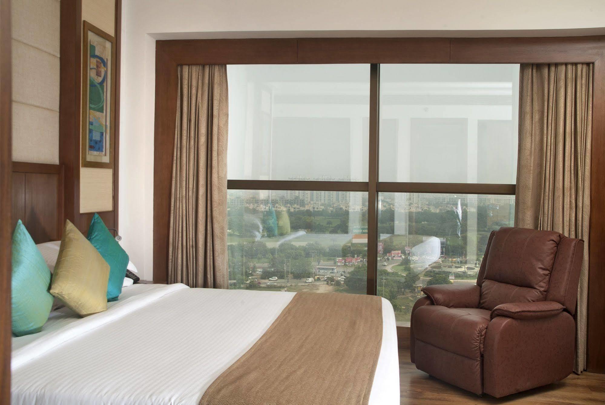 Savoy Suites Greater Noida Bagian luar foto